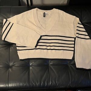 H&M Cream and Navy Blue Knit V-Neck Cropped Sweater - sz Small